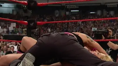 E5.Trish Stratus vs. Lita